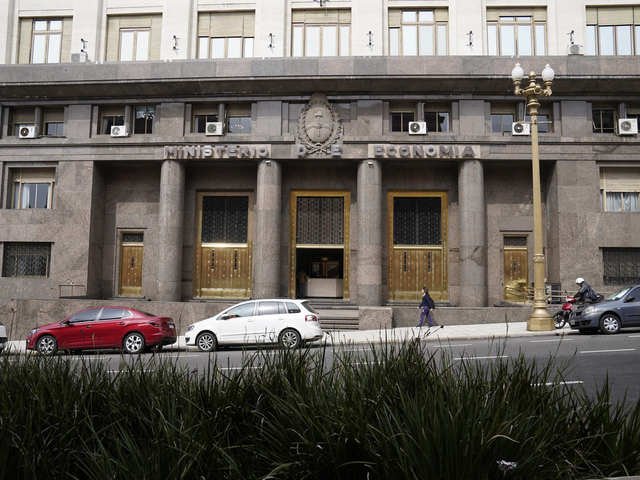 SIRA: el Gobierno confirmó que dos empresas que habrían pagado coimas concretaron la operación para obtener dólares oficiales