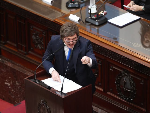 Milei anuncio más apertura comercial y reformas, y cruzó con ironías y chicanas las interrupciones de los K