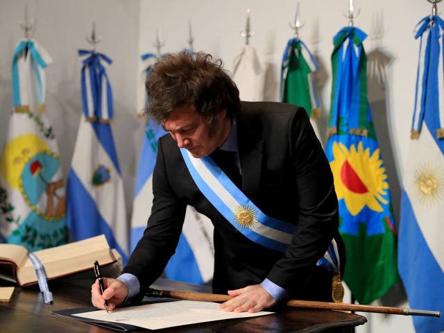 Debate por los DNU en Diputados: en 22 meses Milei firmó más que Cristina Kirchner en ocho años y que Macri en cuatro