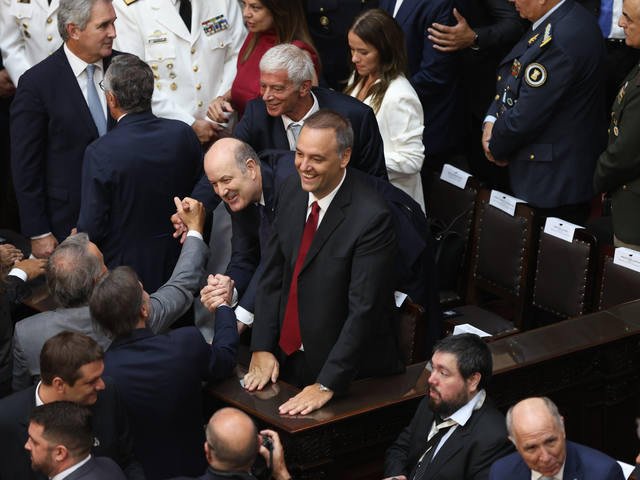 Polémica por el viaje de Adorni a Estados Unidos con su mujer: tiene que hablar en el Congreso y le pedirán explicaciones