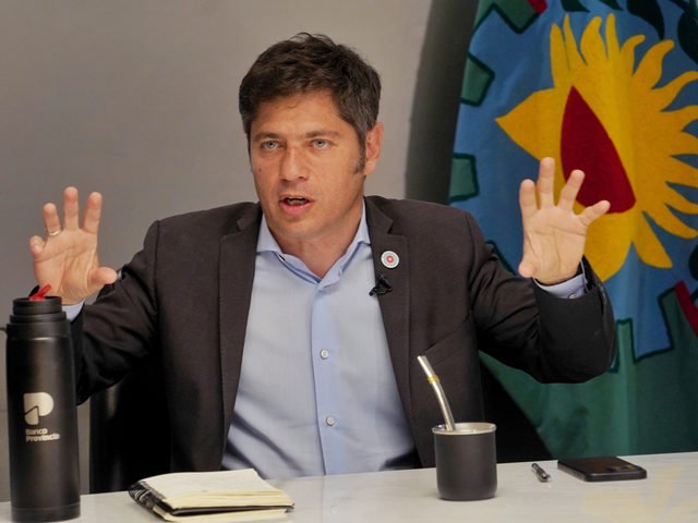 Desde sillas en el Banco Provincia hasta plata para aguinaldos, el trasfondo del endeudamiento por el que Kicillof choca con La Cámpora