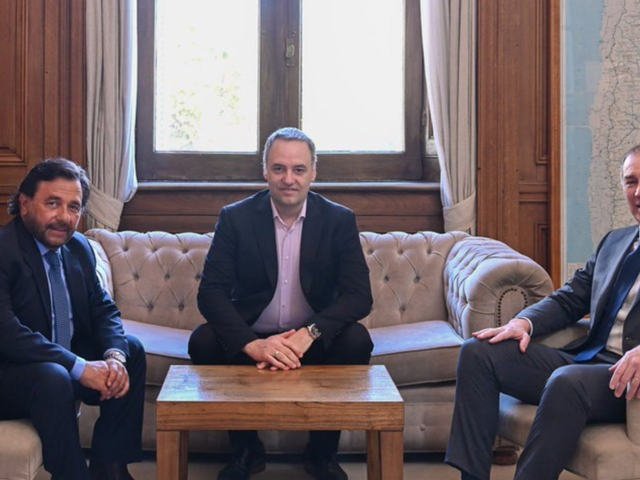 La ironía de un gobernador dialoguista para reclamarle obras a Milei: “Elegimos creer, pero el poncho no aparece”