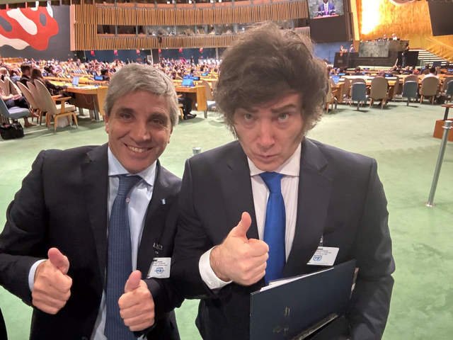 Euforia en el Gobierno y el mensaje de Milei a Caputo tras la ayuda de Estados Unidos: “Lejos, el mejor ministro de Economía”