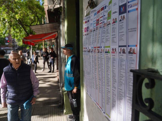 Las perlitas de las elecciones: el olvido de la mamá de Milei, el trajecito con colores patrios de Mirtha y los consejos de un rockero para votar