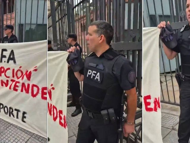 Un policía se esposó a las rejas de Casa Rosada para exigir mejores condiciones laborales: “Seguramente me van a sancionar, pero lo hago por mis camaradas”