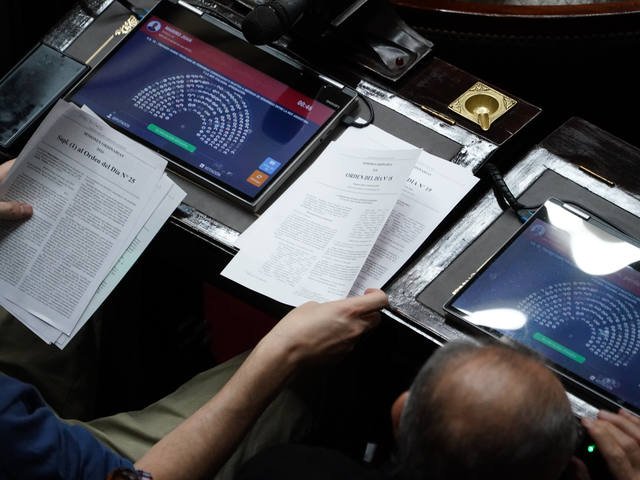 De azotes a la matrícula para las palomas mensajeras: qué es la Ley Hojarasca que aprobó Diputados y qué leyes insólitas busca eliminar