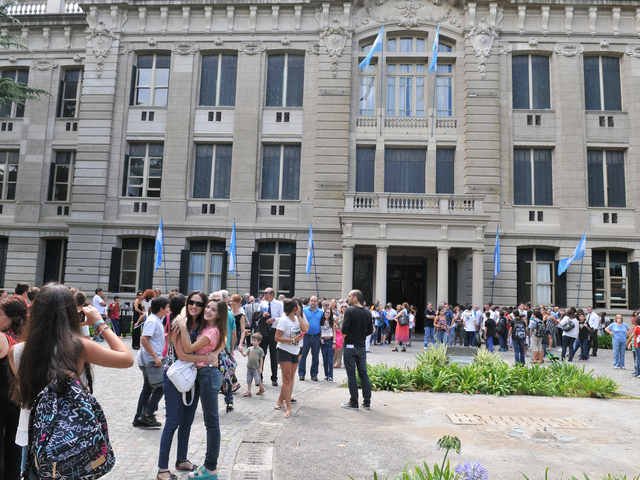 El Gobierno denuncia un acto del Instituto Patria en un colegio secundario y advierte al rector de la Universidad de La Plata por adoctrinamiento político