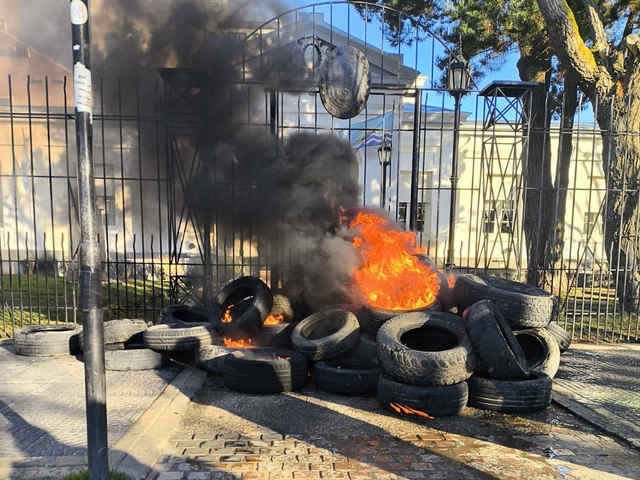 “Acá le trajimos para que apague las velitas”: la protesta docente con neumáticos en llamas contra el gobernador de Santa Cruz el día de su cumpleaños