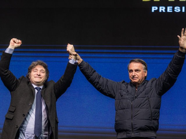 Enfrentado con Lula, Javier Milei cierra filas con los Bolsonaro y recibe elogios: “Sólida brújula moral”