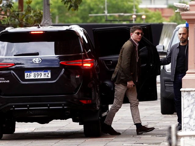 Milei define si pone a Santiago Caputo al frente del ministerio político del Gobierno