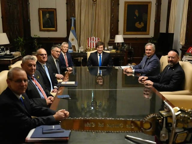 Javier Milei contra el “Chiqui” Tapia: ahora el Presidente puso la camiseta de Estudiantes en el sillón de Rivadavia