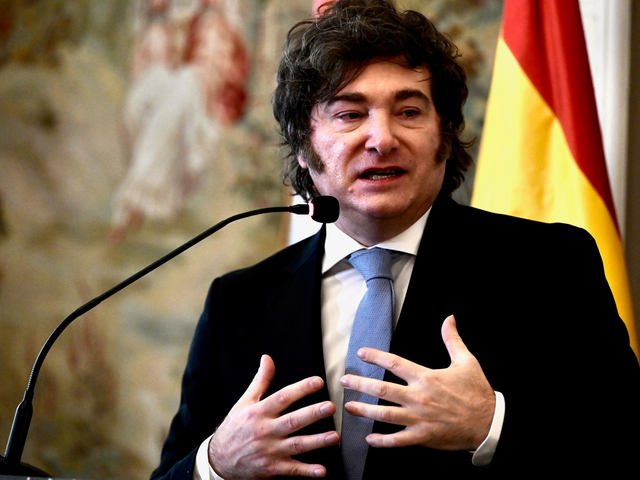 Viaje express a España: Javier Milei llega a Madrid para inaugurar los cursos de verano de una universidad y recibir una medalla