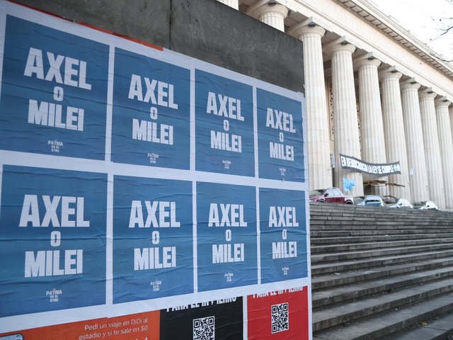 “Axel o Milei”: los carteles del gobernador que desafían al kirchnerismo y aceleran los tiempos de la campaña presidencial