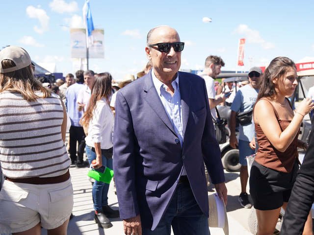 Tras la polémica de Adorni, Guillermo Francos contó que usó una sola vez el avión presidencial: fue por la muerte del Papa Francisco