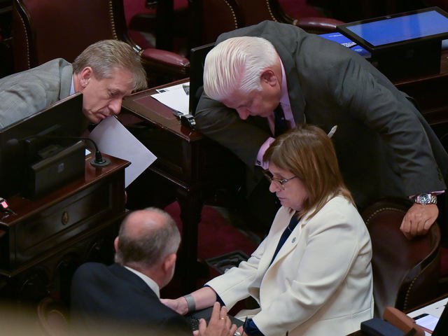 Además de los libertarios, los radicales y los provinciales también renunciaron al aumento de dietas en el Senado