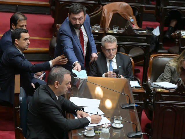 “Diego vigila”, “besitos anticapitalistas” y "FIN": las reacciones de la oposición ante la renuncia de Adorni
