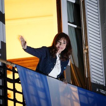 A Cristina le llegó una encuesta confidencial de la Provincia y se encendió la interna contra Kicillof