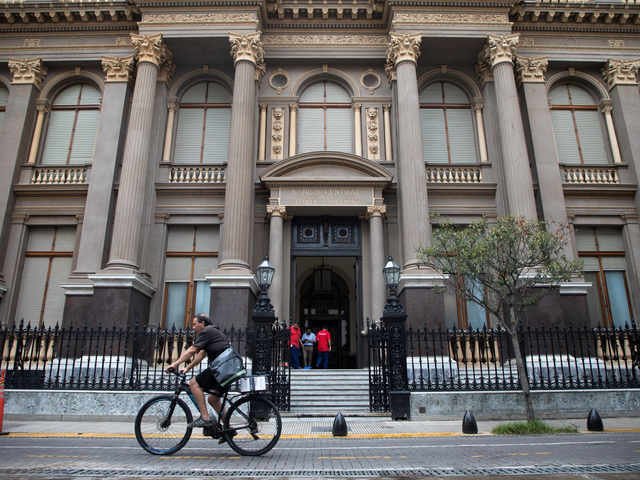 Maniobras con el dólar barato: dos funcionarios del BCRA investigados pidieron la nulidad de sus allanamientos