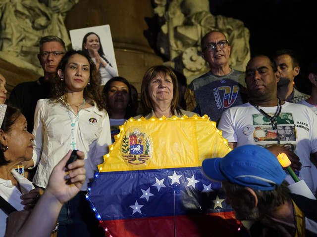 Patricia Bullrich se sumó a la marcha a favor de María Corina Machado en Buenos Aires