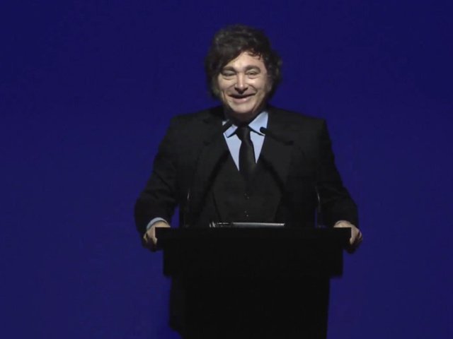 Milei en la Fundación Faro: con Adorni presente, cargó contra la política y los medios y volvió a ponderar la “moral como política de Estado”