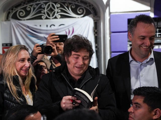 Milei y su hermana Karina salieron a defender a Manuel Adorni ante las críticas por llevar a su esposa a un viaje oficial y le ordenaron al Gabinete respaldarlo