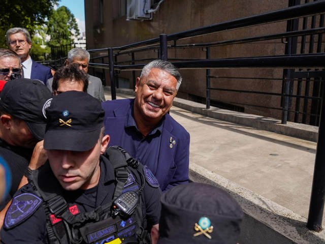 Chiqui Tapia celebró sus 9 años como presidente, en el medio de investigaciones judiciales, el repudio de los hinchas y la imagen por el piso