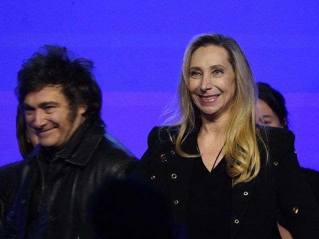 Compartió boleta con Milei y cuenta que le entregó 11.500 dólares a Karina: “Lo metió en su cartera Gucci y se fue”