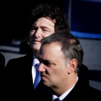 Karina Milei duda, la presión crece y Manuel Adorni se refugia en el escudo del Presidente
