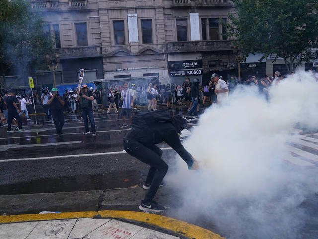 Manifestantes tiraron vallas y la Policía avanzó con gases y balas de goma para dispersar las inmediaciones del Congreso