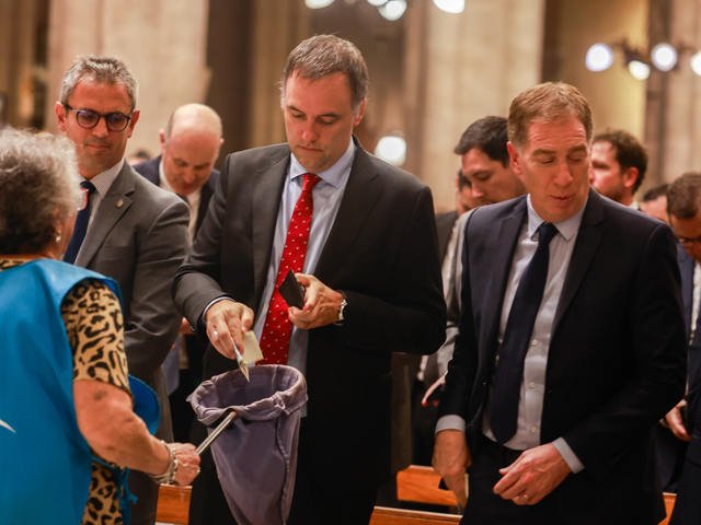 Declara el hijo de una de las jubiladas que garantizó la hipoteca privada a Manuel Adorni