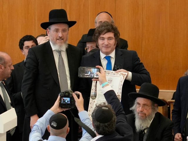 Milei en Israel: recibió tres distinciones y se reunió con el presidente Herzog