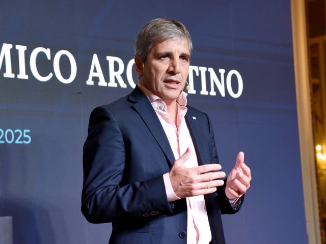 Crece la guerra de Luis Caputo con los intendentes: ahora publicó una web con las tasas que cobra uno