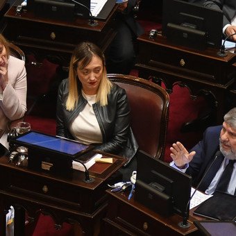 El peronismo hace esfuerzos para evitar fugas en el Senado mientras los K ven peligrar su poder