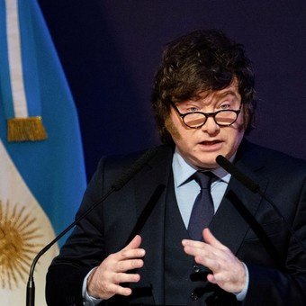 Una nueva encuesta muestra una baja de Milei y advierte por la reelección
