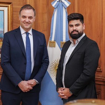 Adorni también perdió a su segundo: lo reemplaza el director de prensa de YPF, de aceitado vínculo con Santiago Caputo