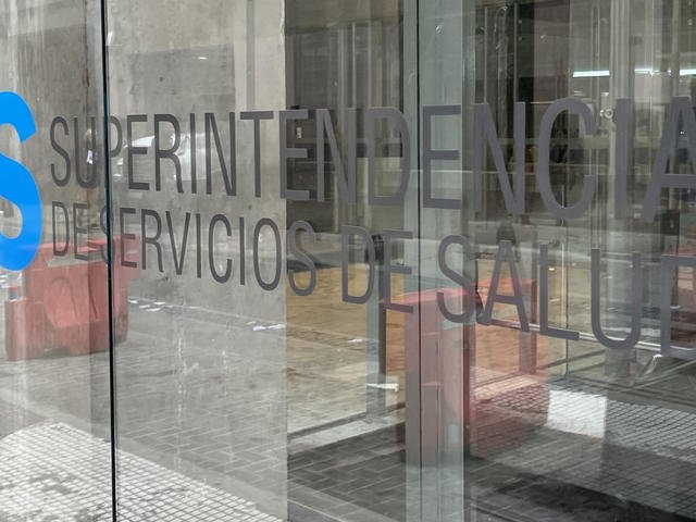 Kicillof afirmó que casi 800 mil personas perdieron su obra social con Milei y el Gobierno salió a cruzarlo: dijo que hay 370 mil personas más con prepaga