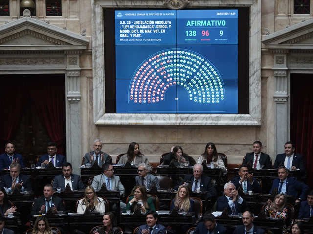 Entre cruces y chicanas, el Gobierno bloqueó en Diputados el pedido de interpelación de Adorni y avanzó con la Ley Hojarasca