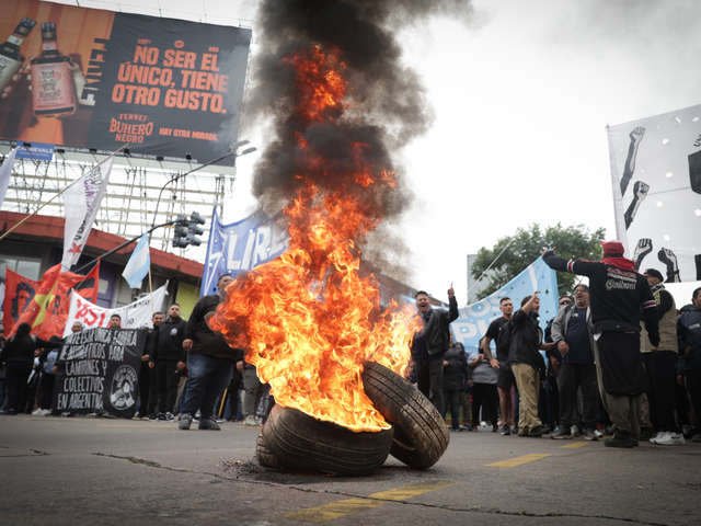Una protesta piquetera intentó bloquear los accesos a la Ciudad: hubo incidentes en los puentes Pueyrredón, Saavedra, la autopista La Plata y en Ruta 3