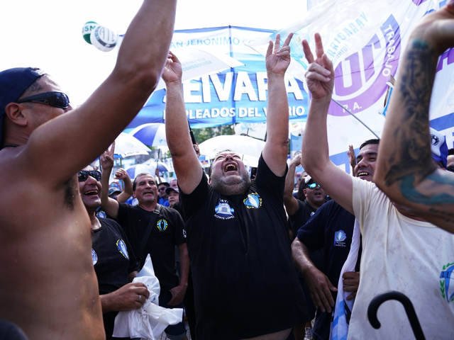 La CGT equipara a Milei con De la Rúa y Alfonsín, y Alberto Fernández mantiene un récord insólito