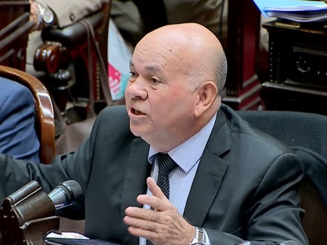 Martín Menem se cruzó con un diputado K que es excombatiente de Malvinas: hubo gritos, una careta de Adorni y hasta una mención a la pelea con Santiago Caputo