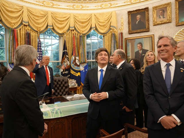 La maqueta de la Casa Blanca, las miniaturas de aviones y el asombro de los funcionarios: las fotos de la visita guiada que le dio Trump a Milei por el Salón Oval