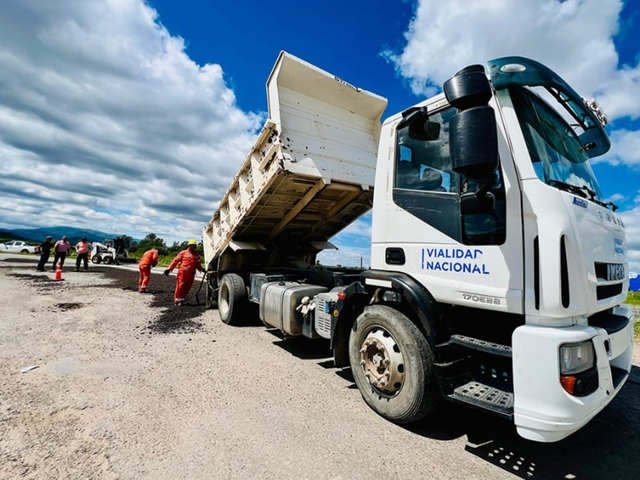 Un gobernador fue a la Justicia y Vialidad empezó a bachear una ruta nacional en su provincia
