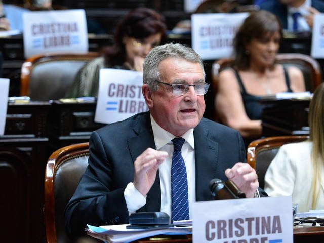 Agustín Rossi cuestionó el origen de los dólares que usó Adorni para refaccionar su casa de Indio Cua: “No salen de sus ingresos habituales, vienen de otro lado”