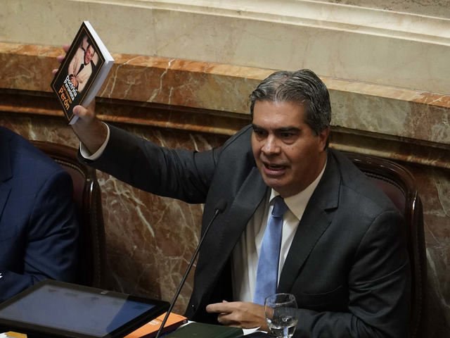 Jorge Capitanich armó en enero un despacho con 17 asesores en el Senado y designó a su hija como jefa