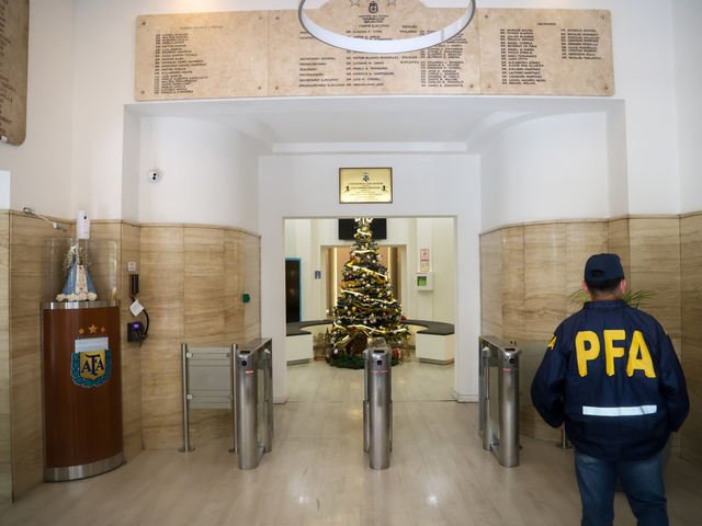 La Justicia allanó la casa de Faroni, que quiso irse del país, y encontró en la AFA el contrato que lo une a Tapia y Toviggino