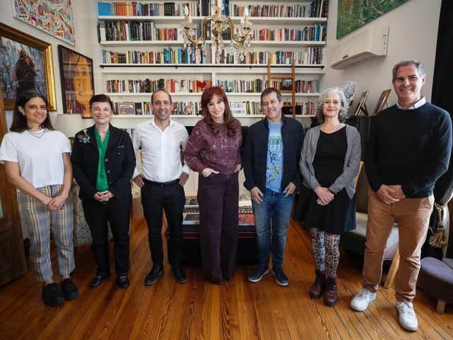La puerta abierta de la prisión domiciliaria de Cristina Kirchner: recibió al menos 77 visitas en los últimos 80 días