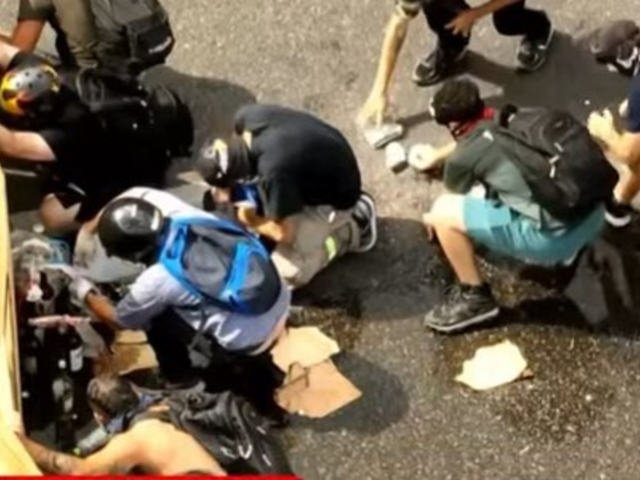 En medio de la calle y a la vista de todos, así armaban bombas molotov y las arrojaban a la policía