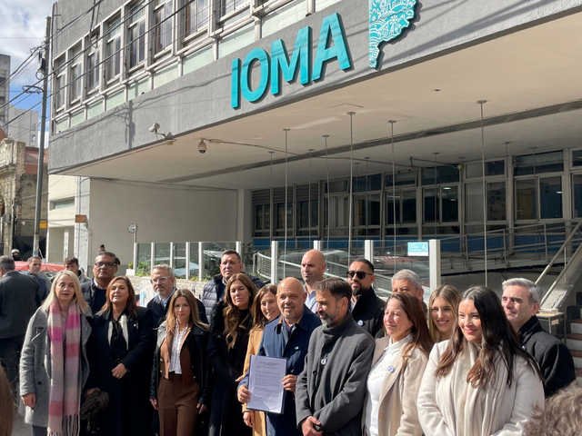 En medio de los reclamos a Kicillof desde el Garrahan, legisladores libertarios se presentaron en el IOMA para exigir información sobre la deuda provincial