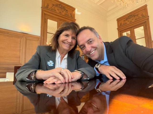 Declaró el broker que vendió el pasaje de vuelta de Adorni desde Punta del Este y contradijo al jefe de Gabinete