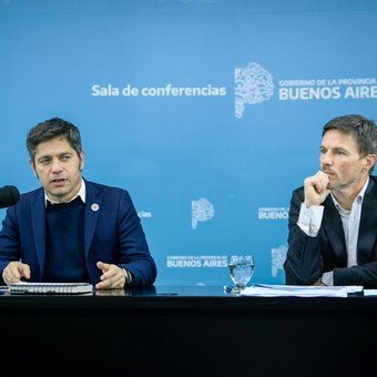 "Sí hay una pistola en la cabeza": Kicillof en una cruzada contra Milei por el endeudamiento y la morosidad de las familias